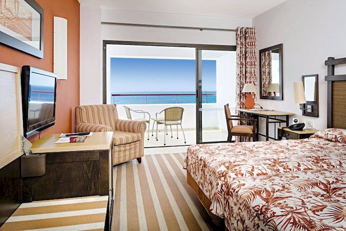 Hotelzimmer im Costa Calero Thalasso & Spa mit Blick auf den Ozean von der Terrasse.