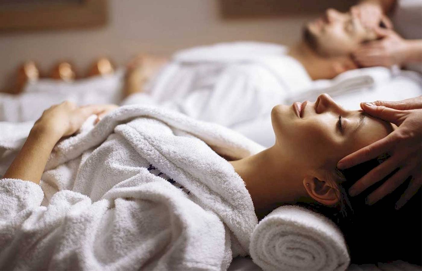 Eine Frau im Gorgonia Beach Resort genießt eine Massage.