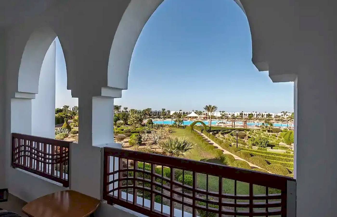 Blick vom Balkon des Gorgonia Beach Resort auf die Poollandschaft