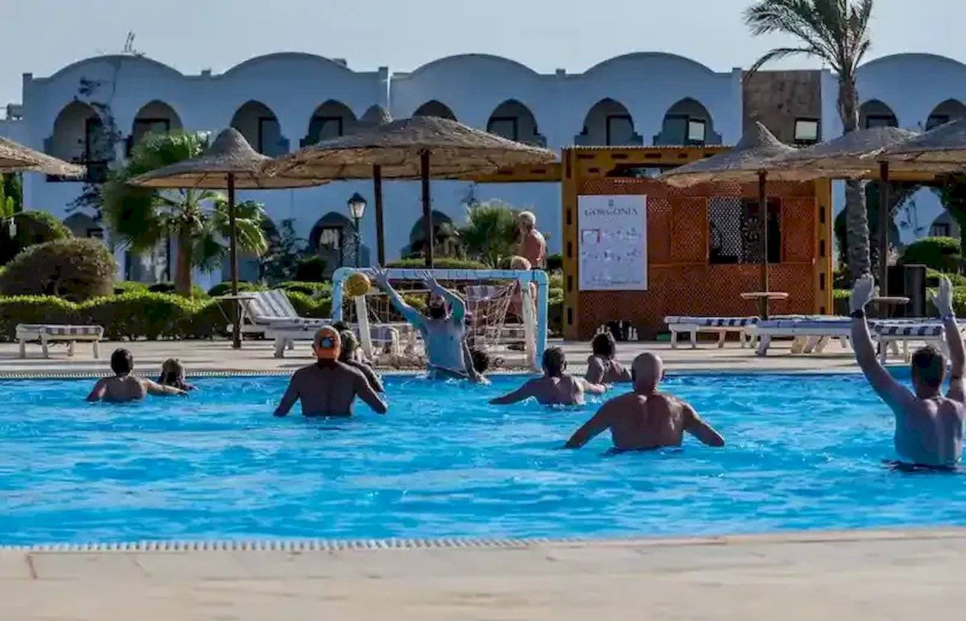 Wasserball im Schwimmbad von Gorgonia Beach Resort