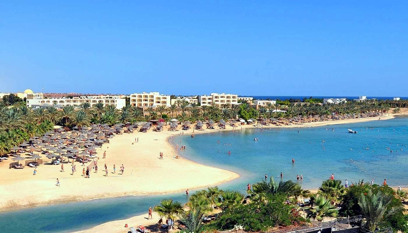 Luftaufnahme des Brayka Bay Resorts mit vielen Gästen am Strand und im Wasser.