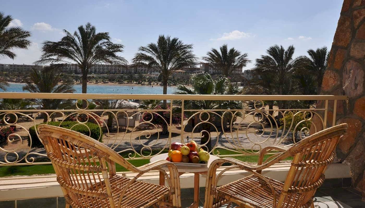 Balkon des Brayka Bay Resorts mit Blick auf das Meer und Palmen