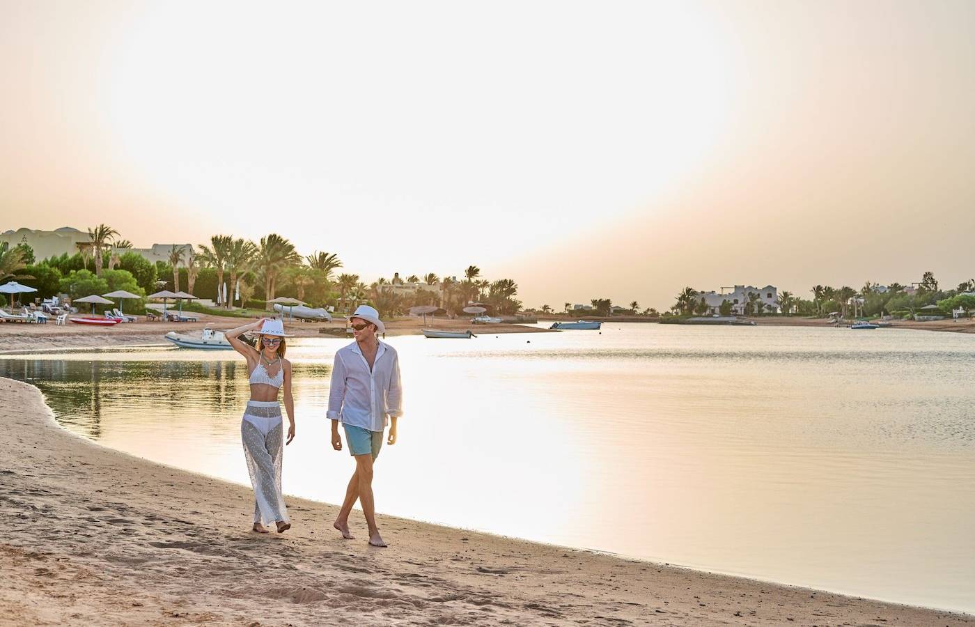 Paar am Strand am Three Corners Rihana Resort