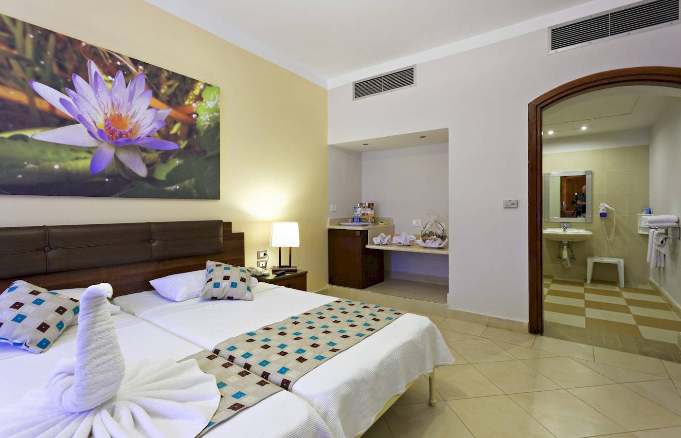 Doppelzimmerbett im Three Corners Rihana Resort mit Dekor und Badezimmerzugang