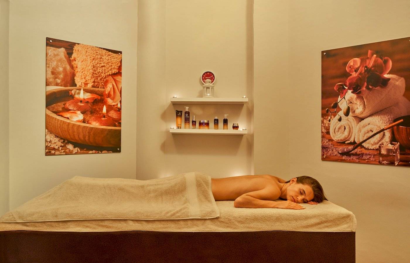 Spa-Behandlung im Three Corners Rihana Resort mit Frau auf Behandlungstisch schlafend.