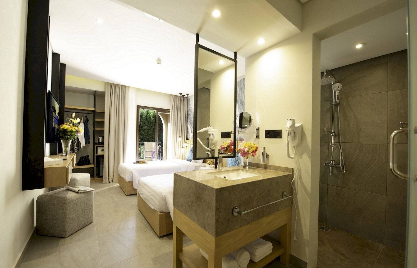 Doppelzimmer im Three Corners Rihana Resort mit zwei Betten, Badezimmer und Dusche