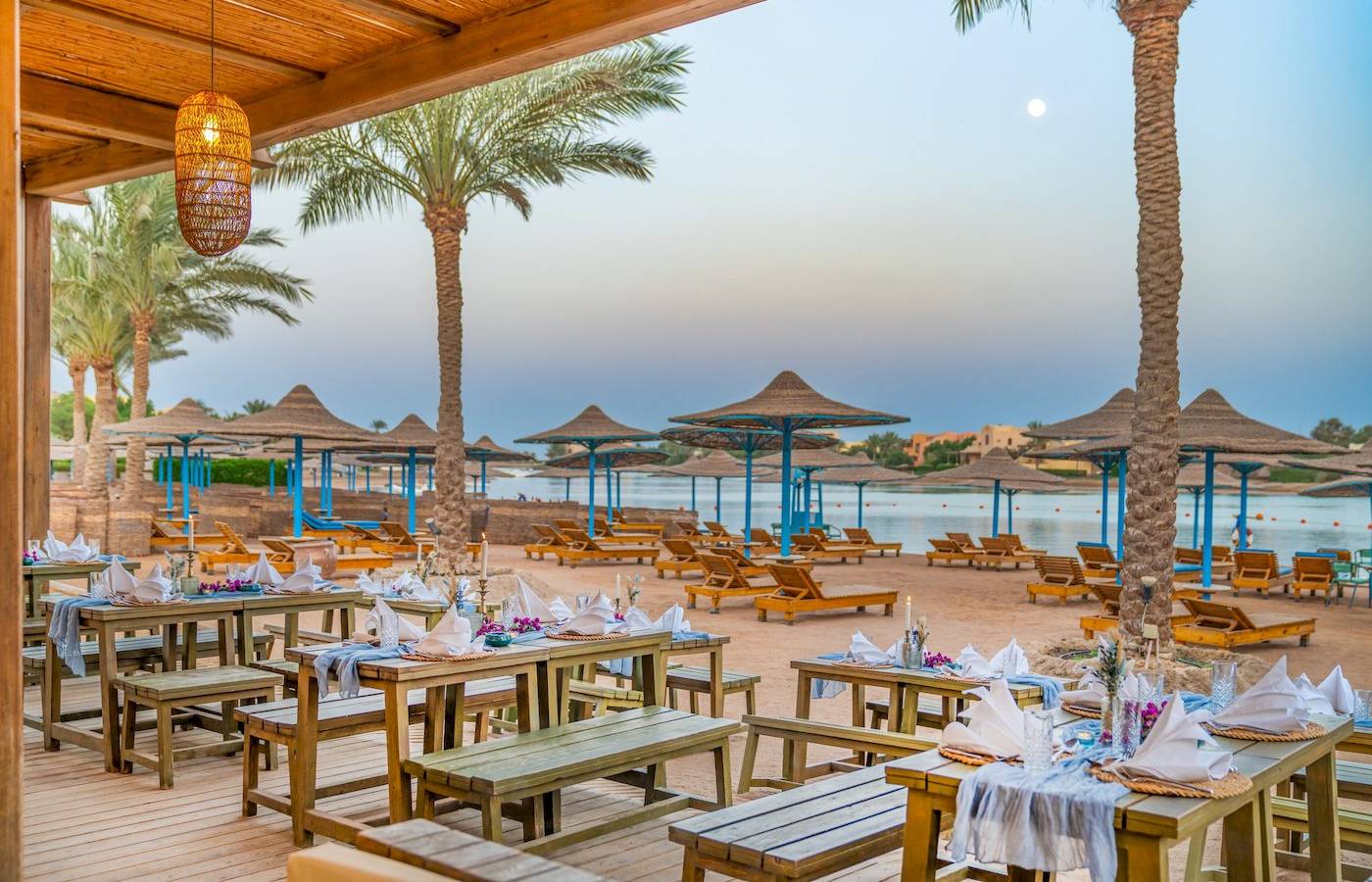 Draußen sitzende Gäste am Strandrestaurant des Three Corners Rihana Resort