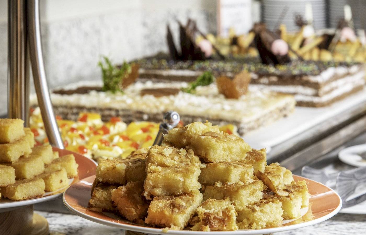 Dessertbuffet im Three Corners Rihana Resort mit verschiedenen Kuchen und Gebäck.