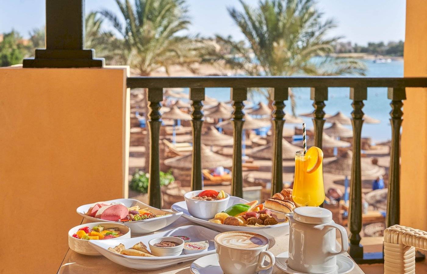 Frühstück auf der Terrasse im Three Corners Rihana Resort mit Blick auf einen Strand