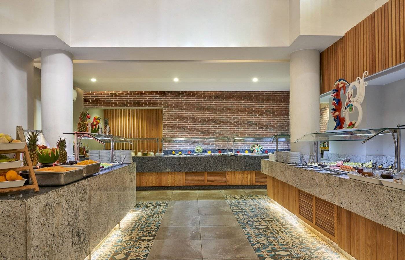 Buffet im Three Corners Rihana Resort mit verschiedenen Obst- und Dessert-Auswahl