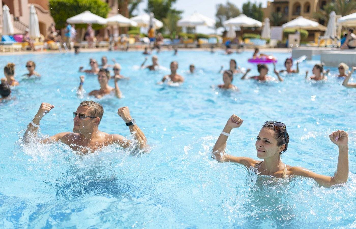 Gruppe von Schwimmern im Pool des Three Corners Rihana Resorts