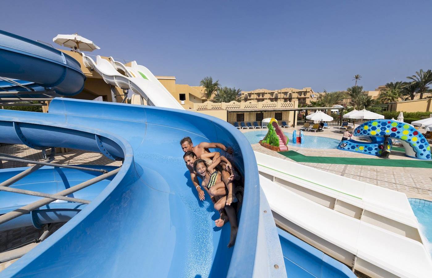 Drei Personen rutschen im Aquapark des Three Corners Rihana Resort