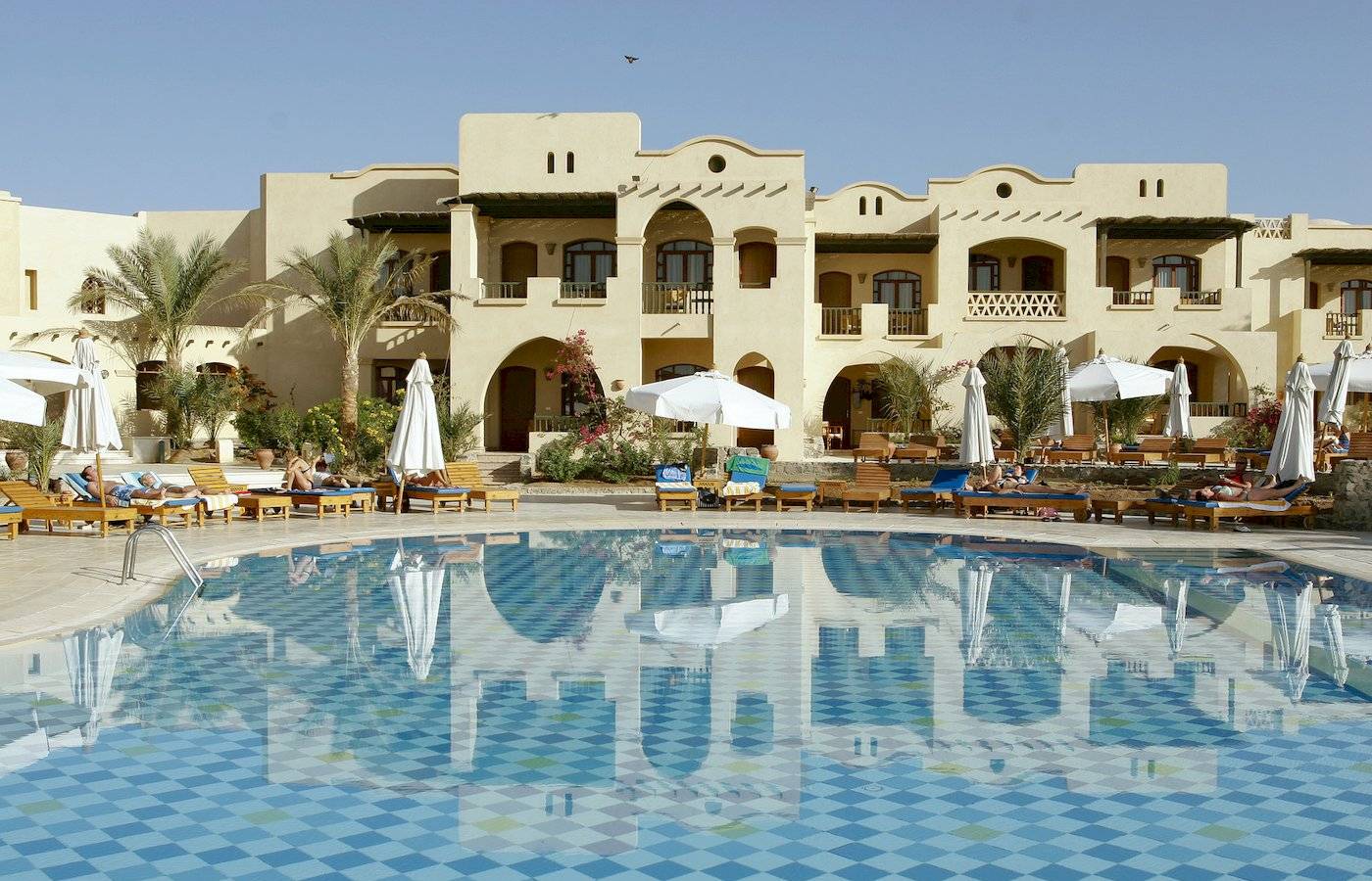 Außenpool mit Liegestühlen und Sonnenschirmen im Three Corners Rihana Resort