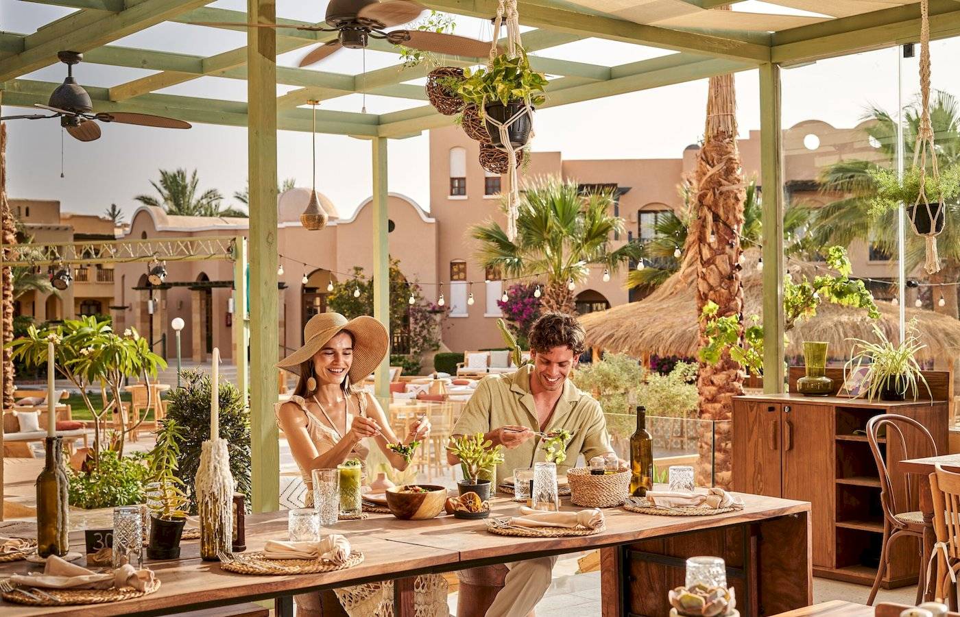 Zwei Personen essen im Restaurant des Three Corners Rihana Resorts