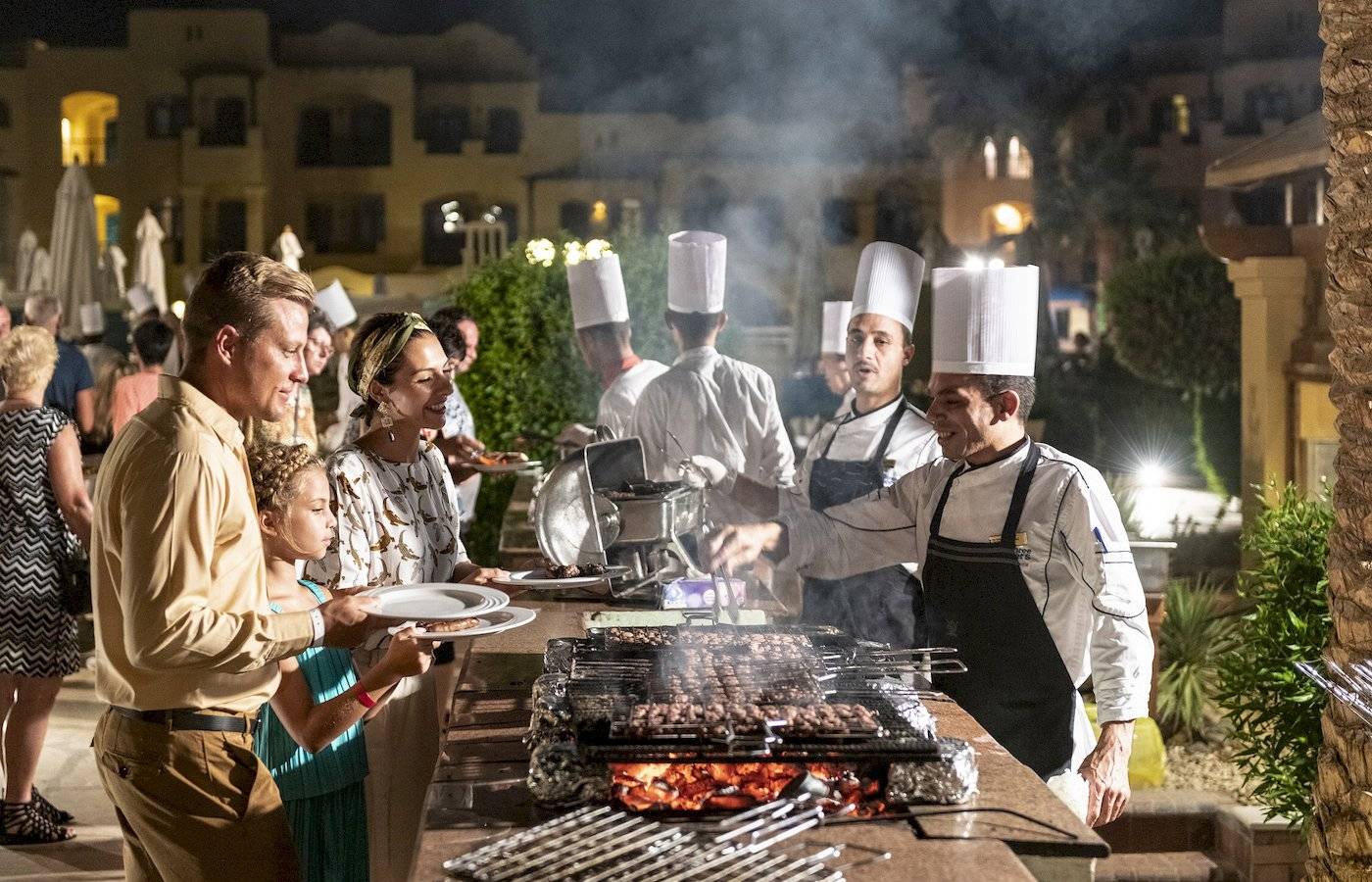 Drei Ecken Rihana Resort Grill Abendessen mit Köchen und Gästen