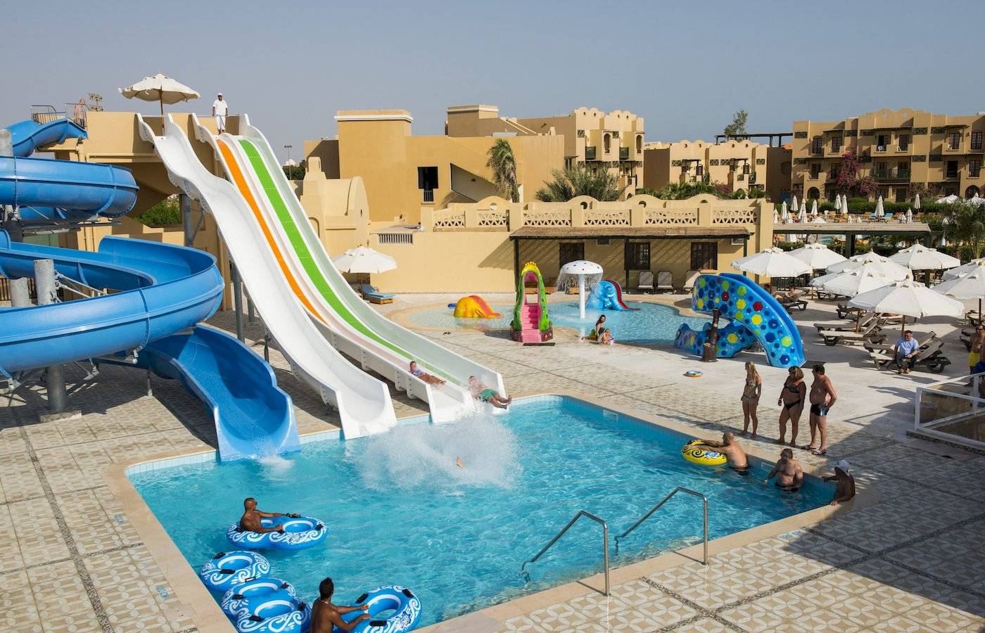 Wasserrutschen und Pool im Three Corners Rihana Resort
