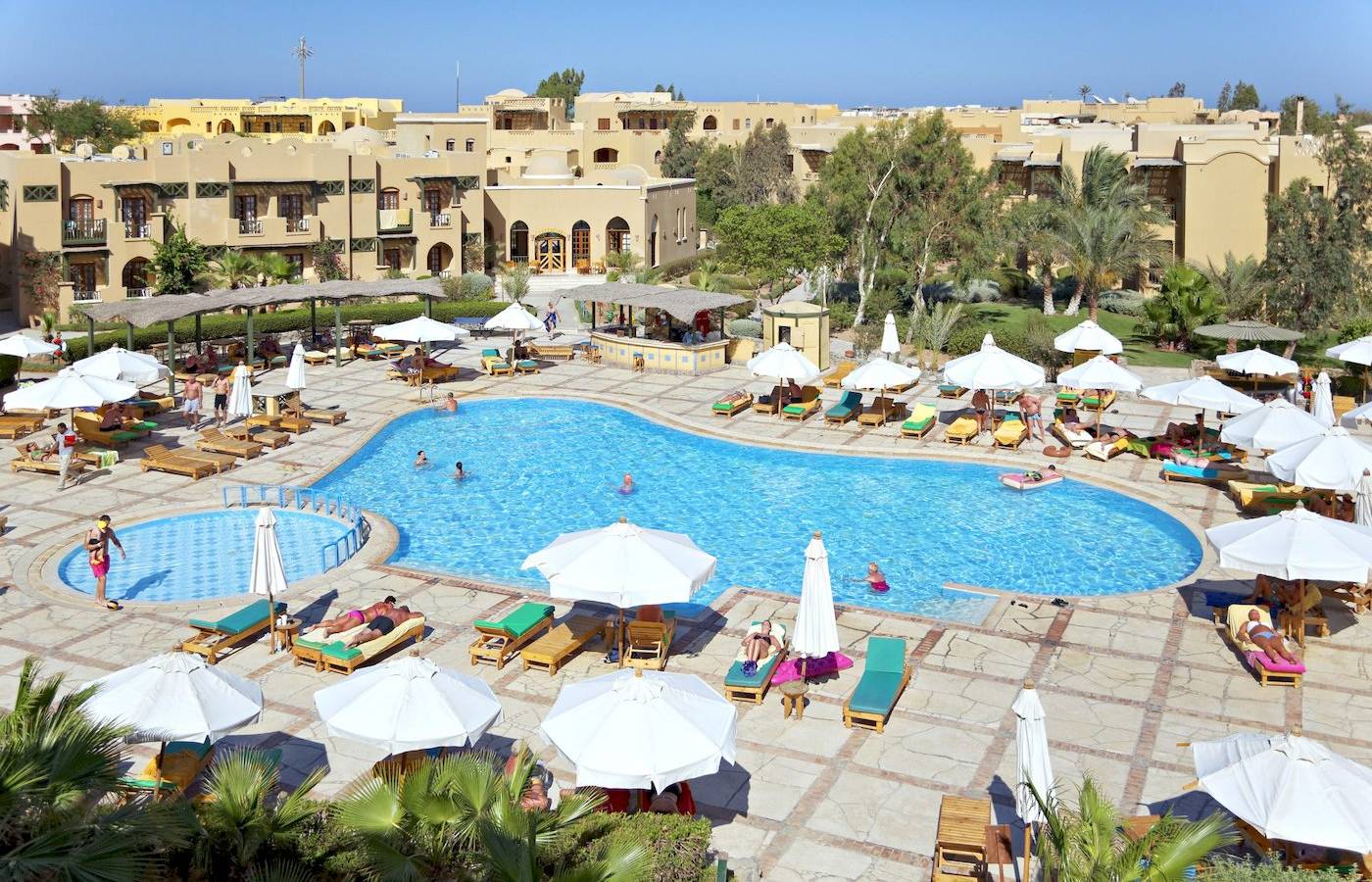 Luftaufnahme des Swimmingpool-Bereichs im Three Corners Rihana Resort.