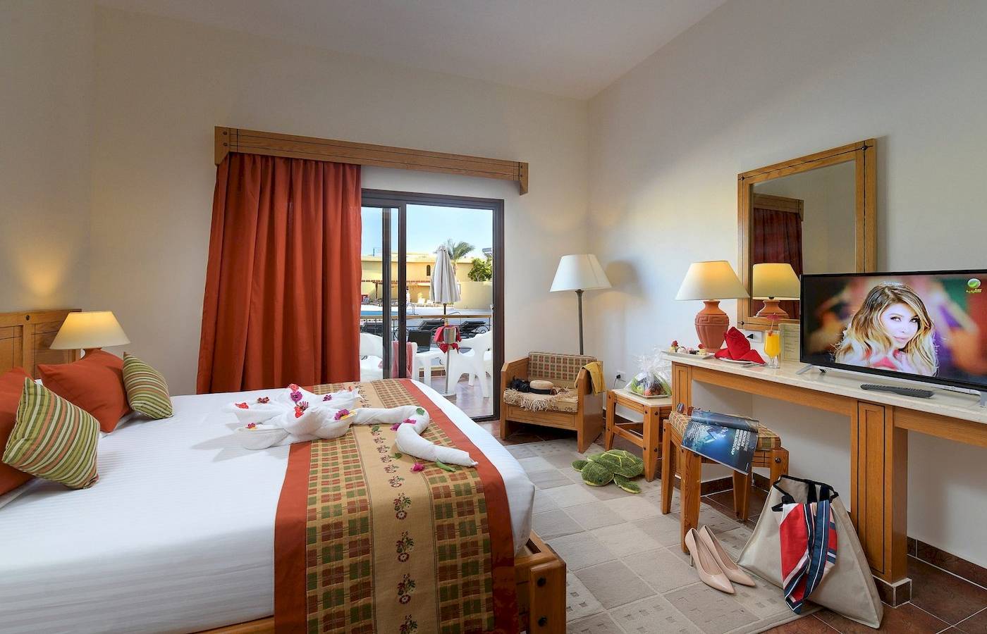 Hotelzimmer mit Bett, Fernseher und Balkonansicht