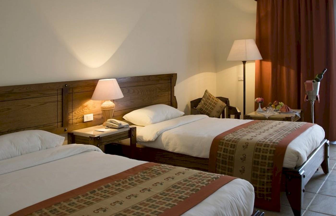 Zwei Betten in einem Hotelzimmer des Three Corners Fayrouz Plaza Beach Resort