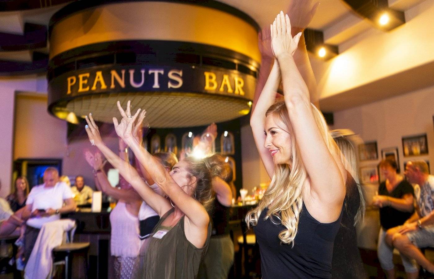 Menschen tanzen in der Peanuts Bar des Three Corners Fayrouz Plaza Beach Resort.