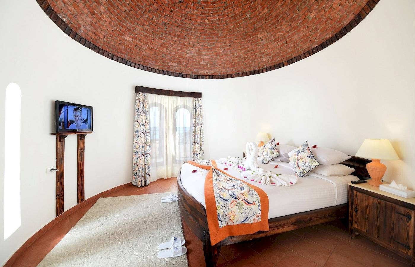 Hotelzimmer im Three Corners Fayrouz Plaza Beach Resort mit Rundbogendecke, Fernseher und Dekor