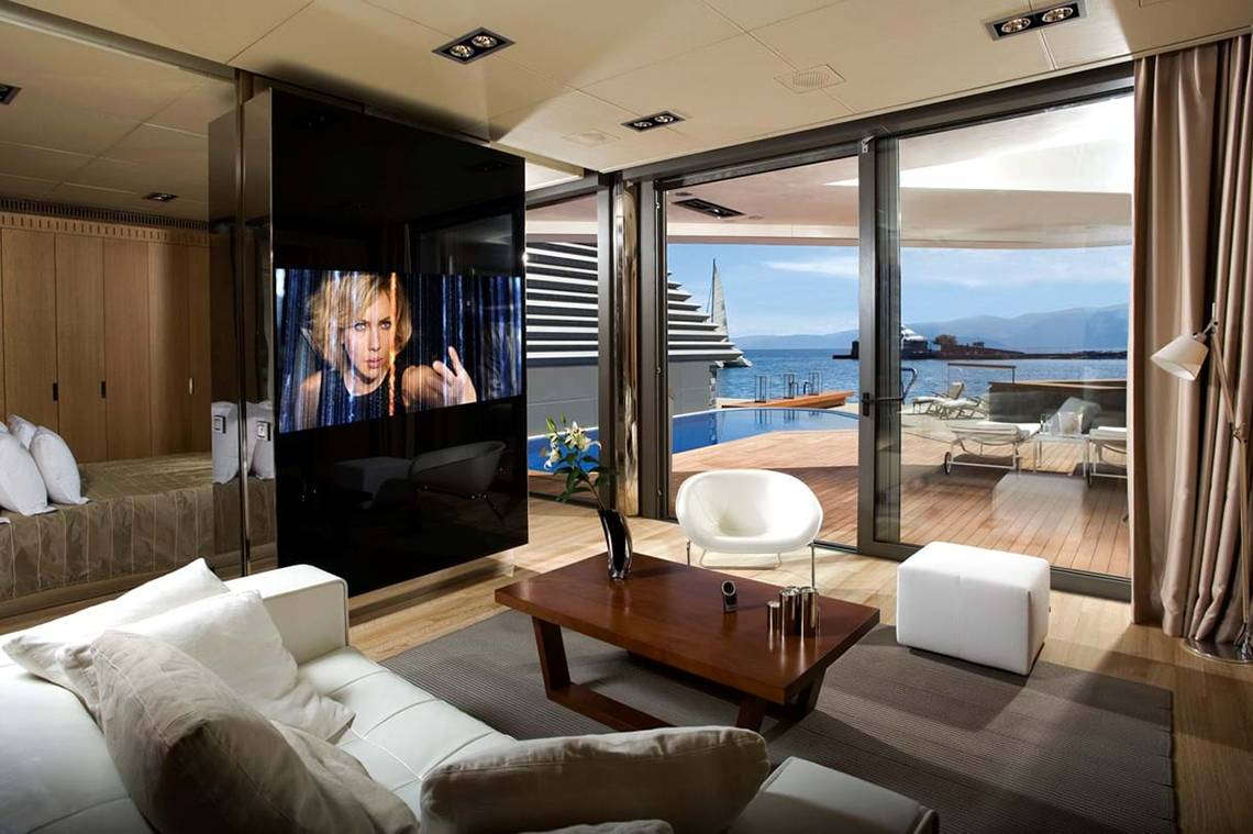 Wohnzimmer im Elounda Beach Hotel mit Fernseher und Meerblick