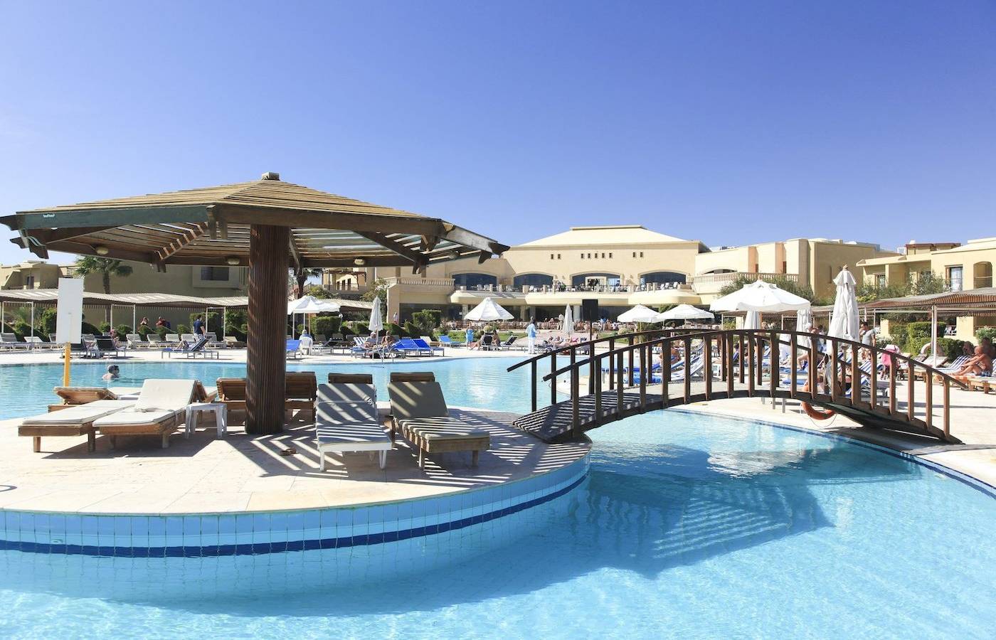 Außenpool mit Brücke und Liegestühlen im Three Corners Fayrouz Plaza Beach Resort