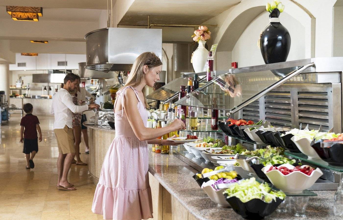 Frau im Restaurant des Three Corners Fayrouz Plaza Beach Resort