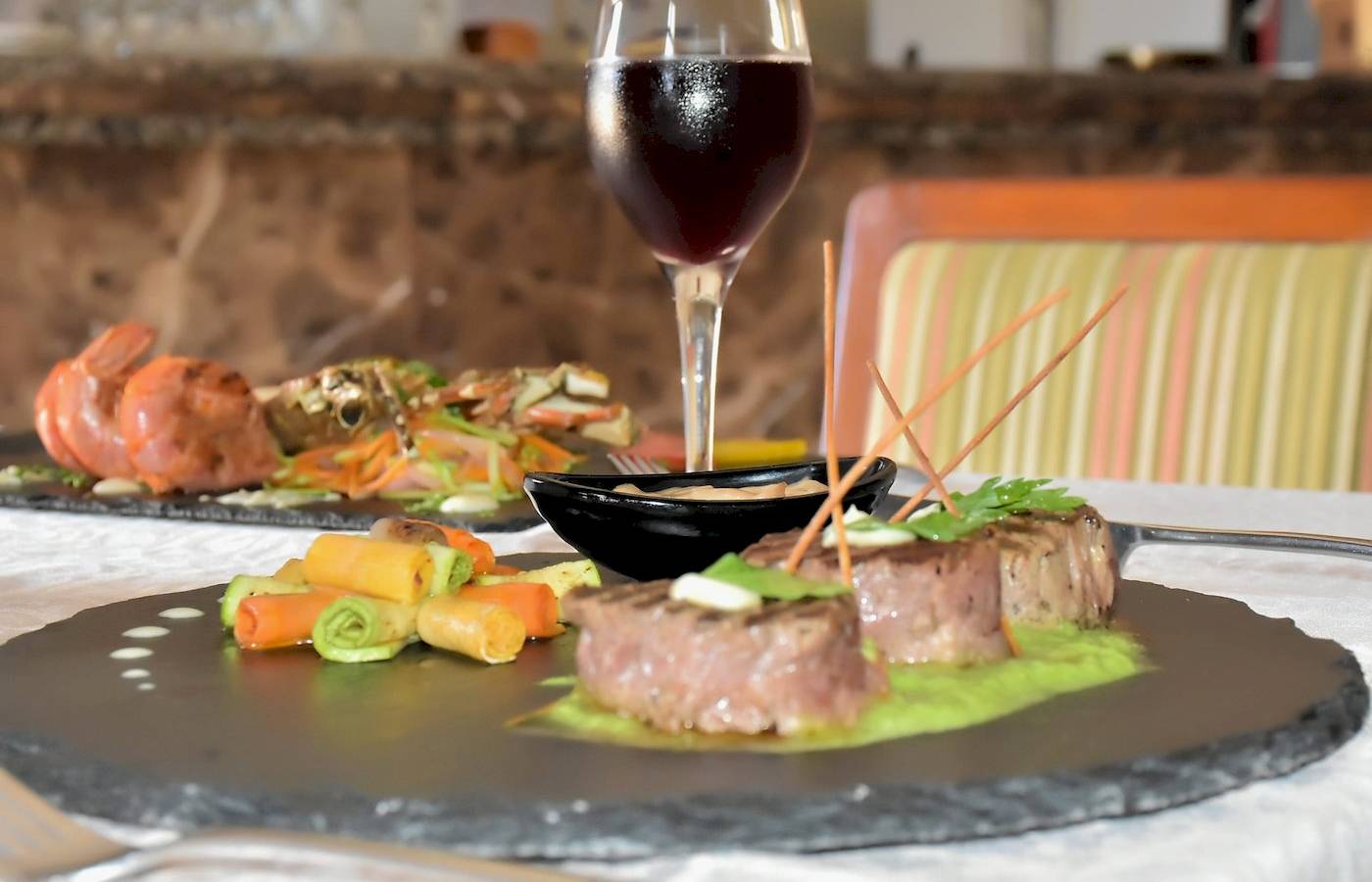 Gedeckter Tisch im Hotel Three Corners Fayrouz Plaza Beach Resort mit Gerichten und Wein