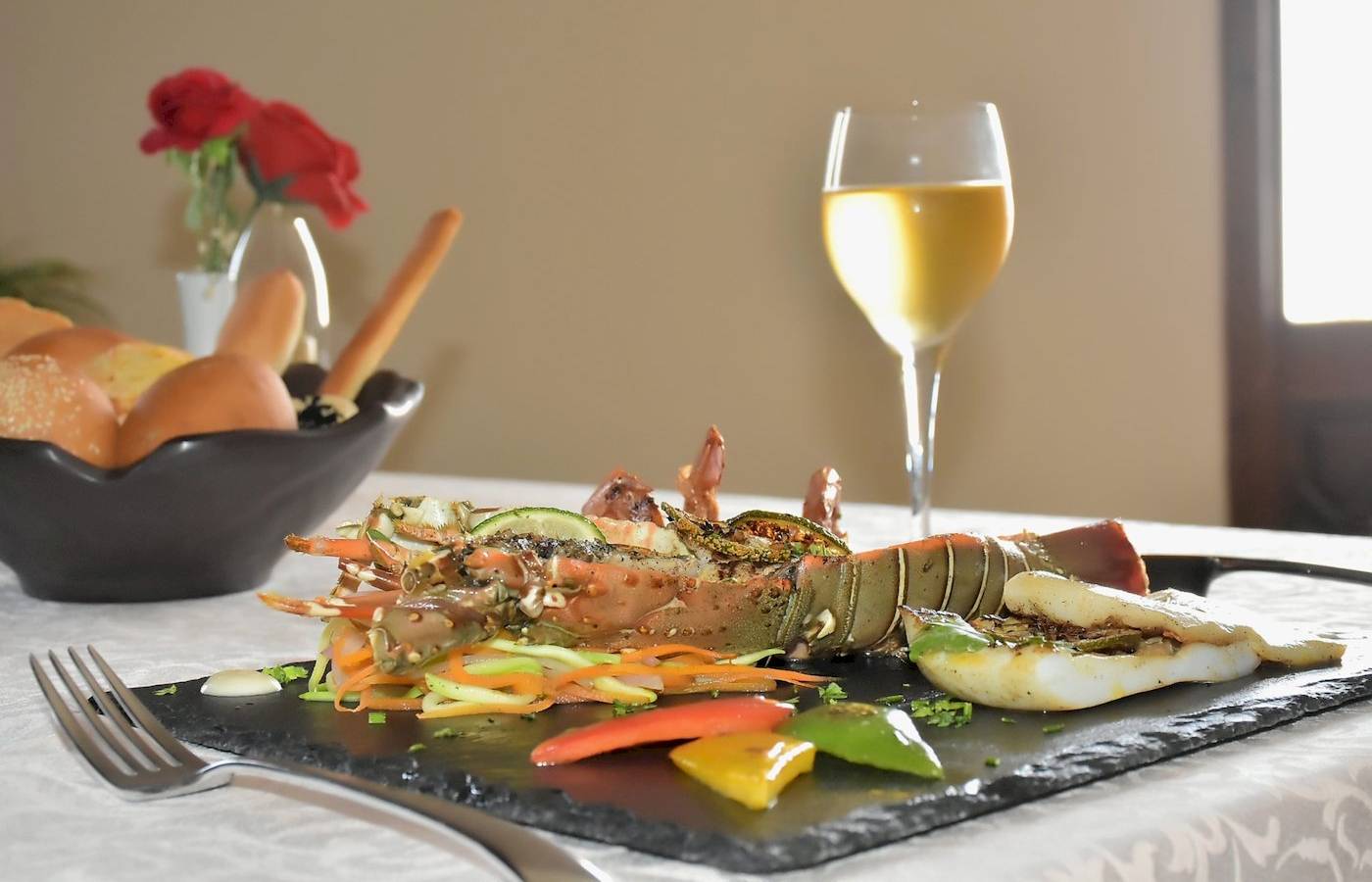 Essen vom Three Corners Fayrouz Plaza Beach Resort mit Hummer, Salat und Brot