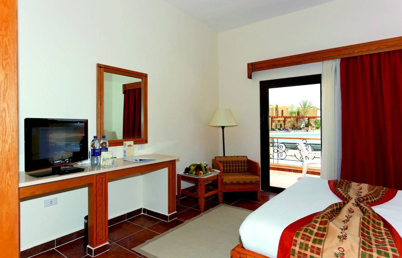 Hotelzimmer im Three Corners Fayrouz Plaza Beach Resort mit Fernseher, Schreibtisch, Stuhl und Balkon