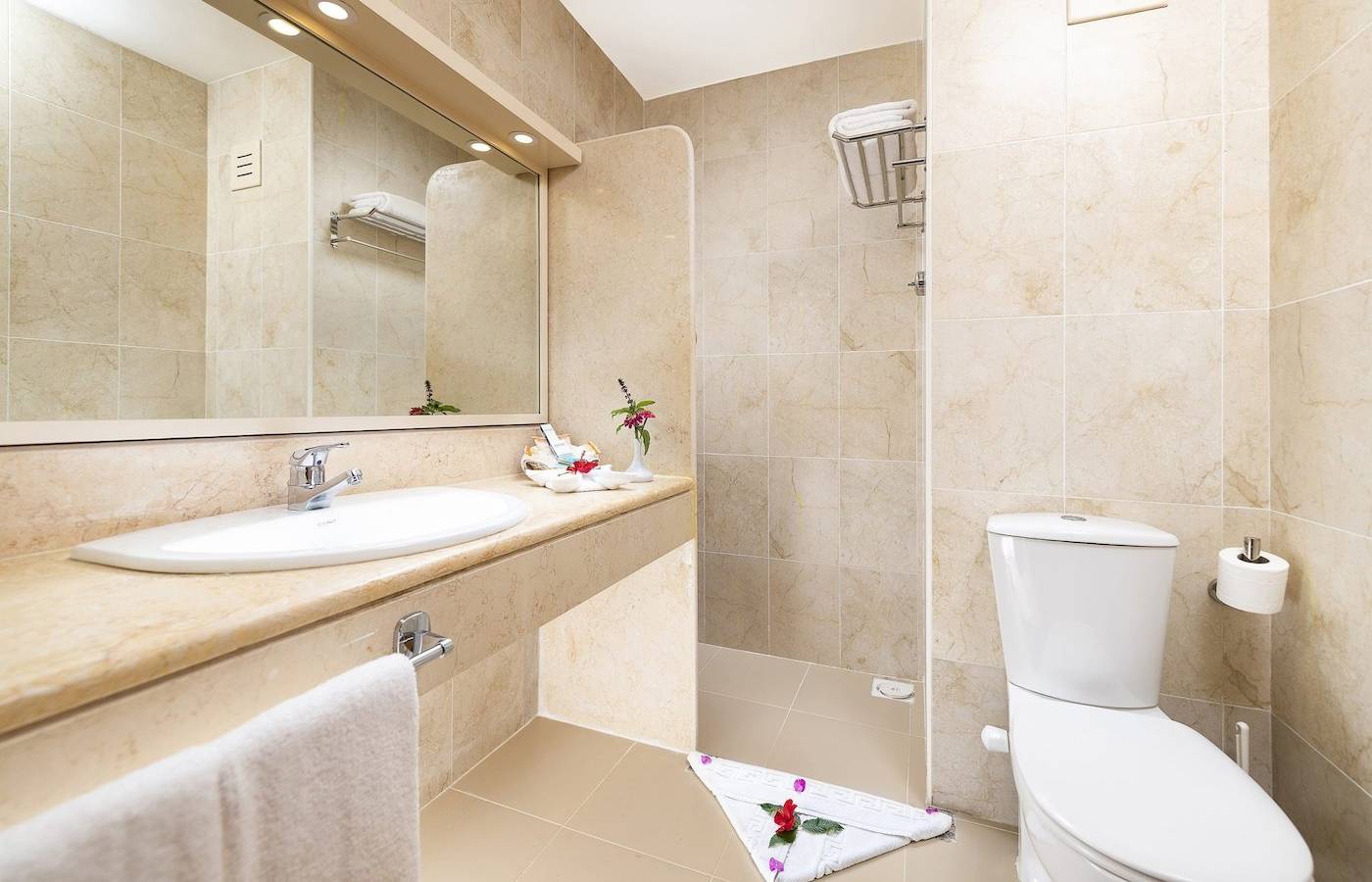 Badezimmer des Three Corners Fayrouz Plaza Beach Resort Hotels mit Waschbecken und Toilette.