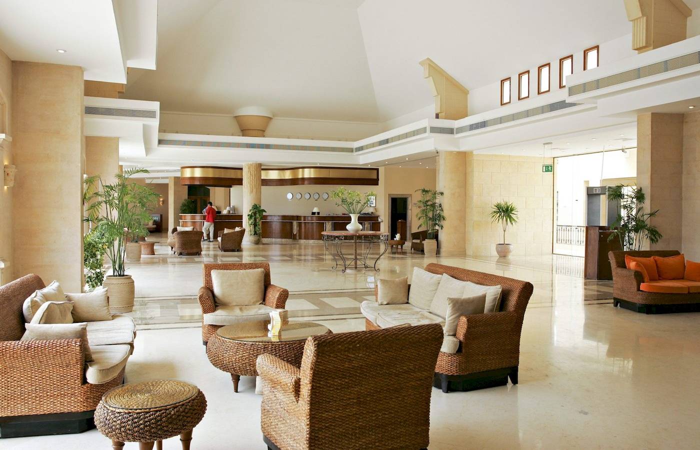Lobby des Three Corners Fayrouz Plaza Beach Resorts mit Sofas und Tischen.