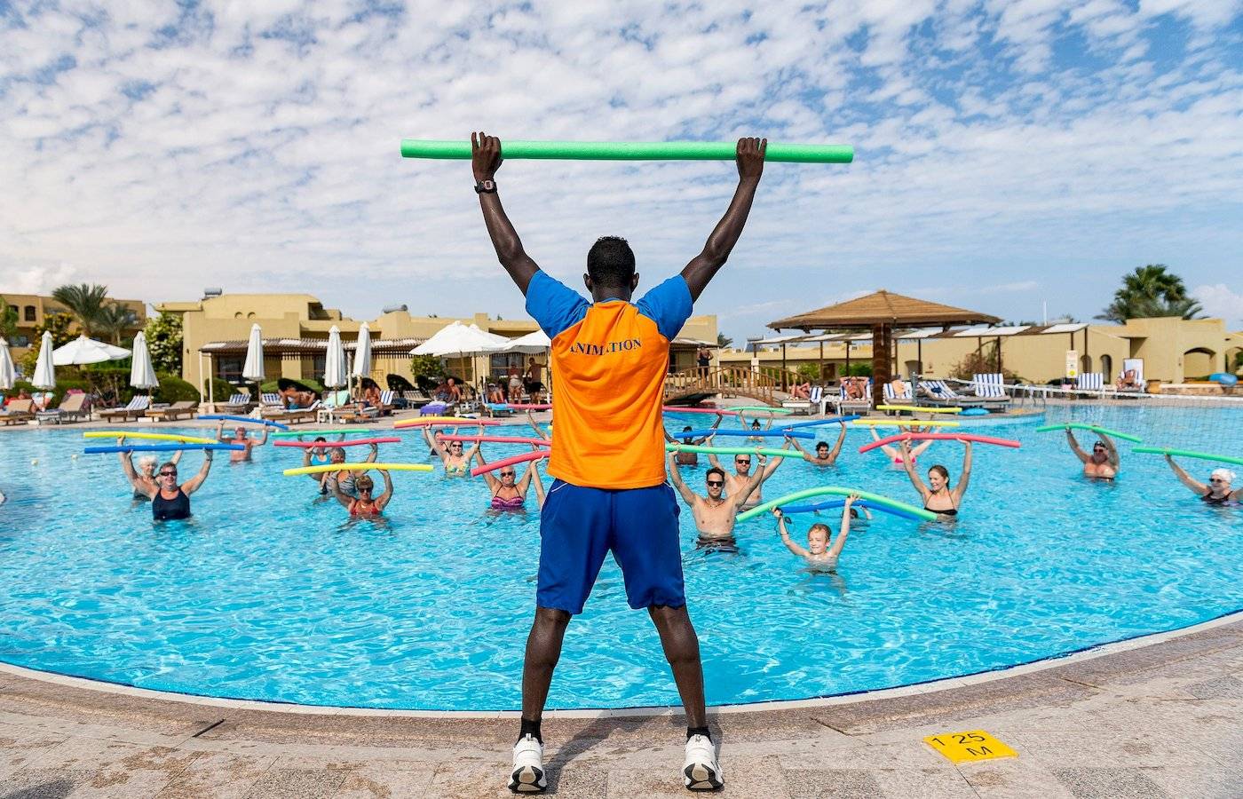 Animationskurs im Schwimmbad des Three Corners Fayrouz Plaza Beach Resort mit Teilnehmern und einem Lehrer.