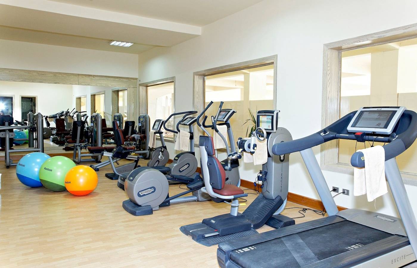 Fitnessstudio im Three Corners Fayrouz Plaza Beach Resort mit Laufband und Crosstrainern