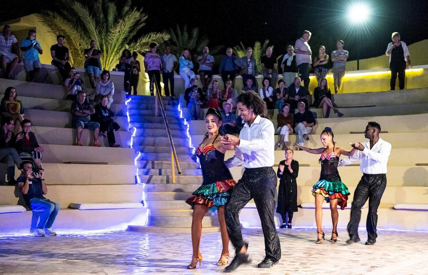 Paar tanzt im Three Corners Fayrouz Plaza Beach Resort bei Nacht