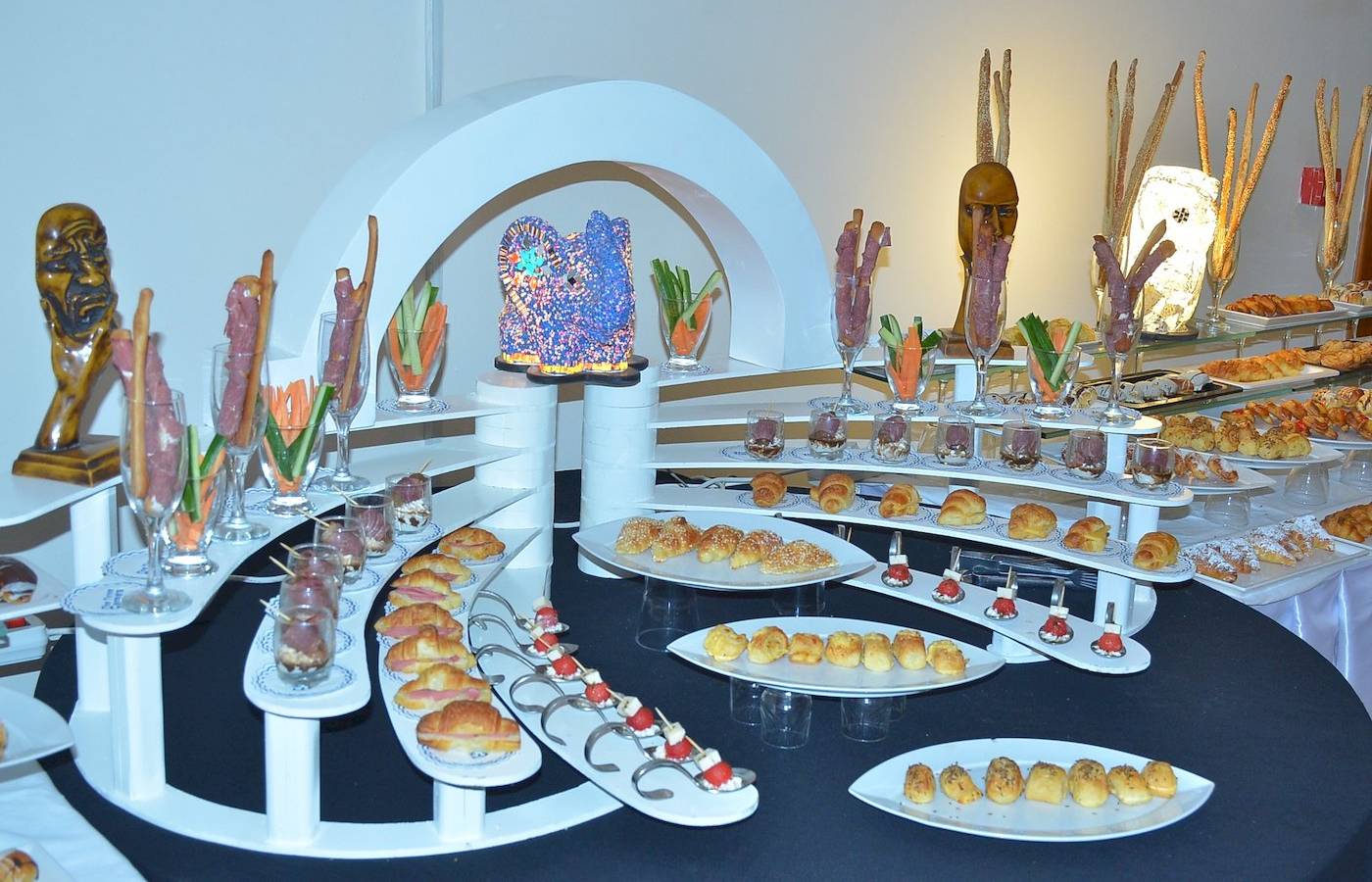 Drei-Ecken-Fayrouz-Plaza-Strandresort-Buffet-Tisch mit verschiedenen Vorspeisen und Häppchen