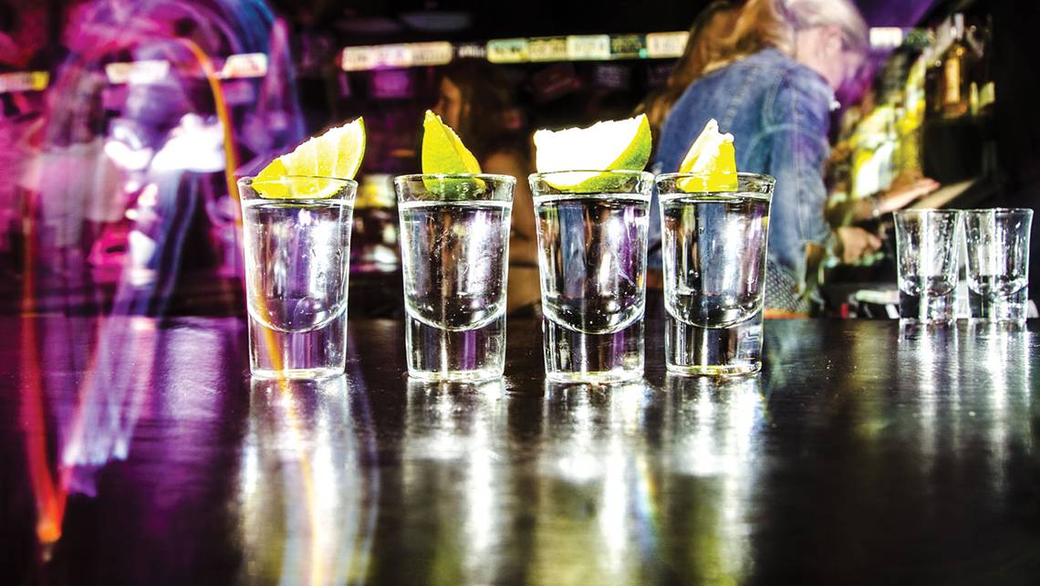 Fünf Shots mit Limettenscheiben auf einem Bartisch im Crystal Family Resort & Spa.