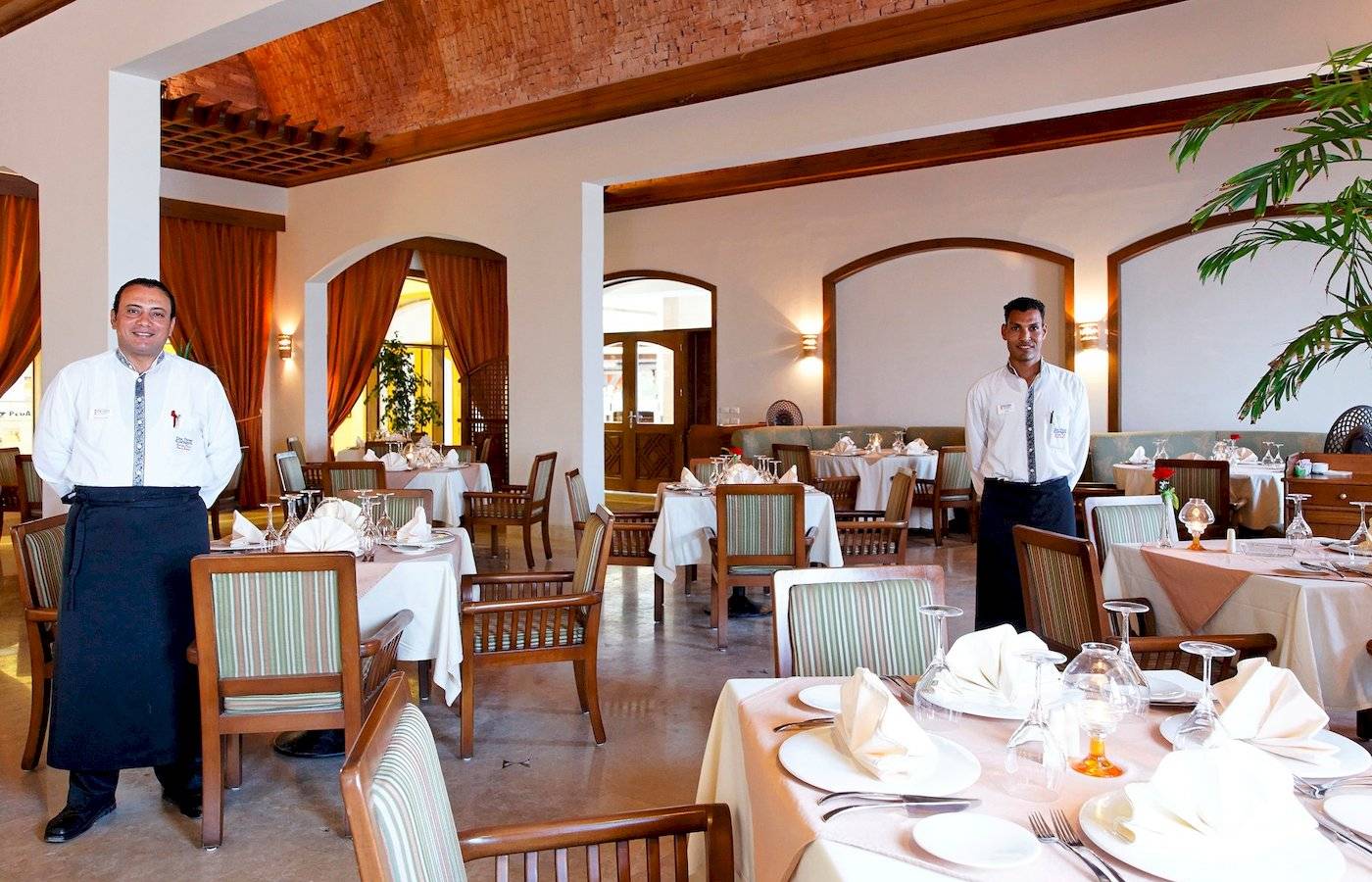 Restaurant im Three Corners Fayrouz Plaza Beach Resort mit zwei freundlichen Mitarbeitern
