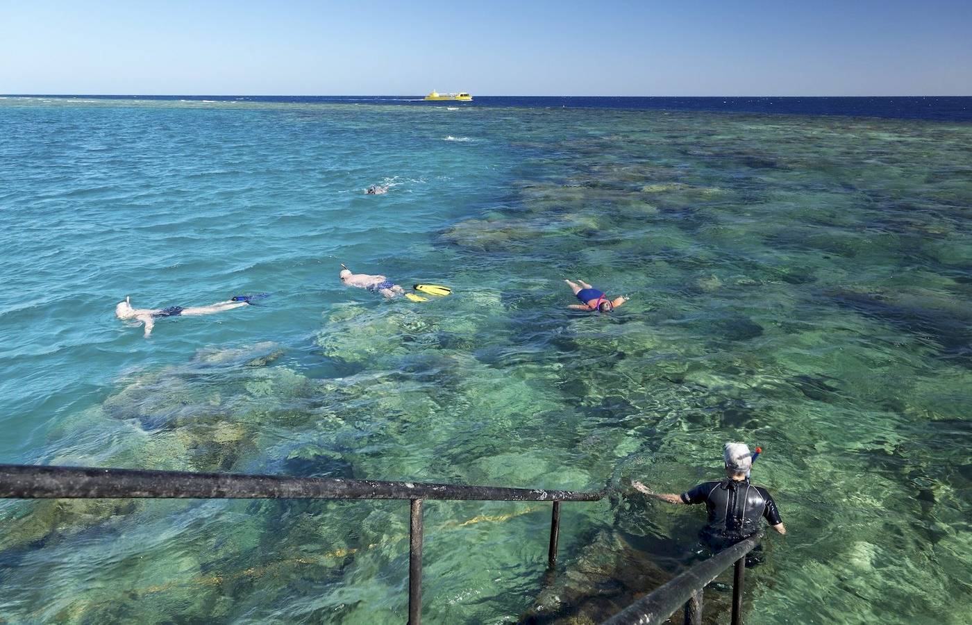 Snorkel-Taucher am Riff, Blick auf das Meer und das Boot