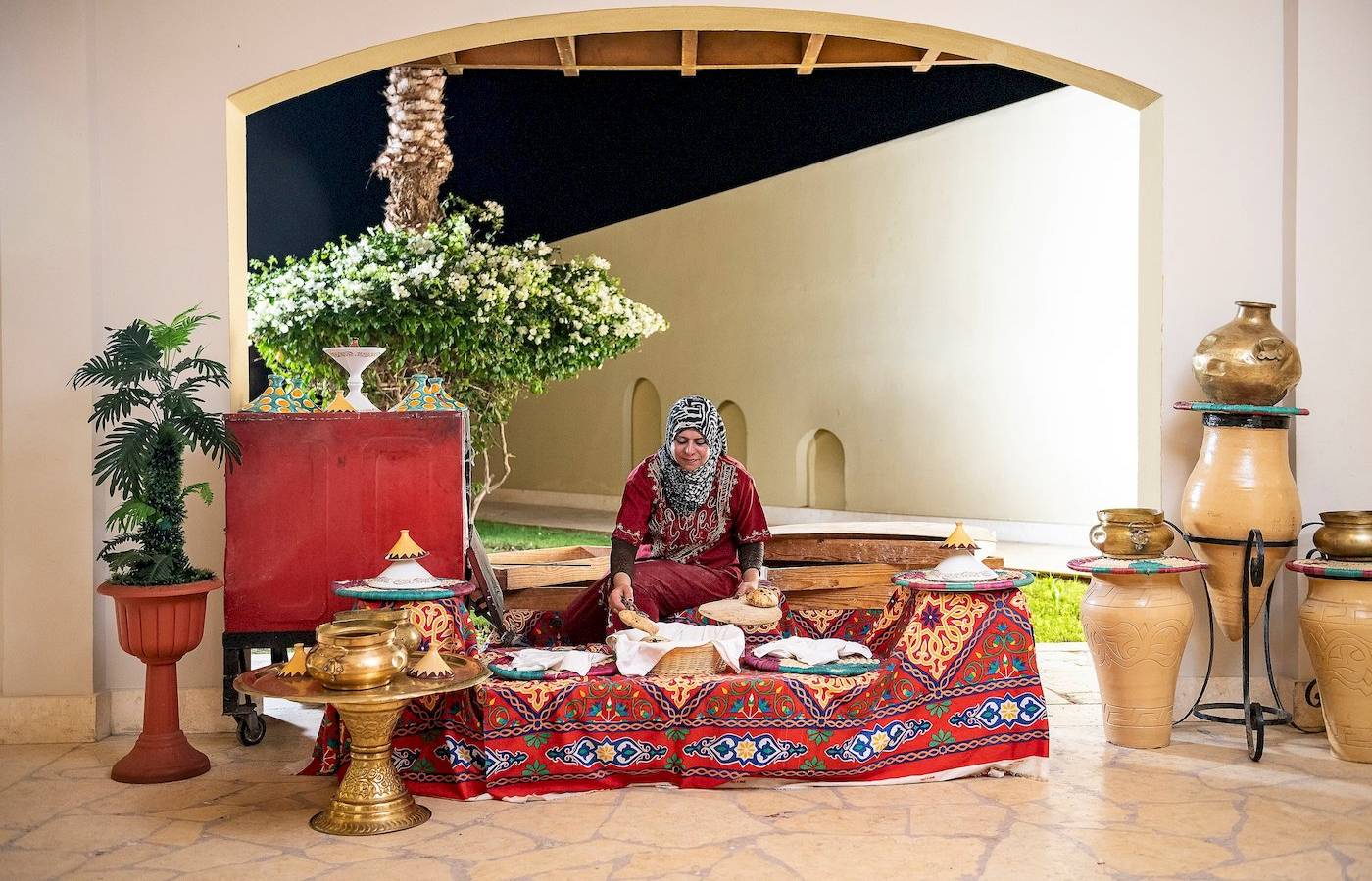 Frau im Dreiecksbogen vor Hoteltisch Dreiecks Fayrouz Plaza Beach Resort