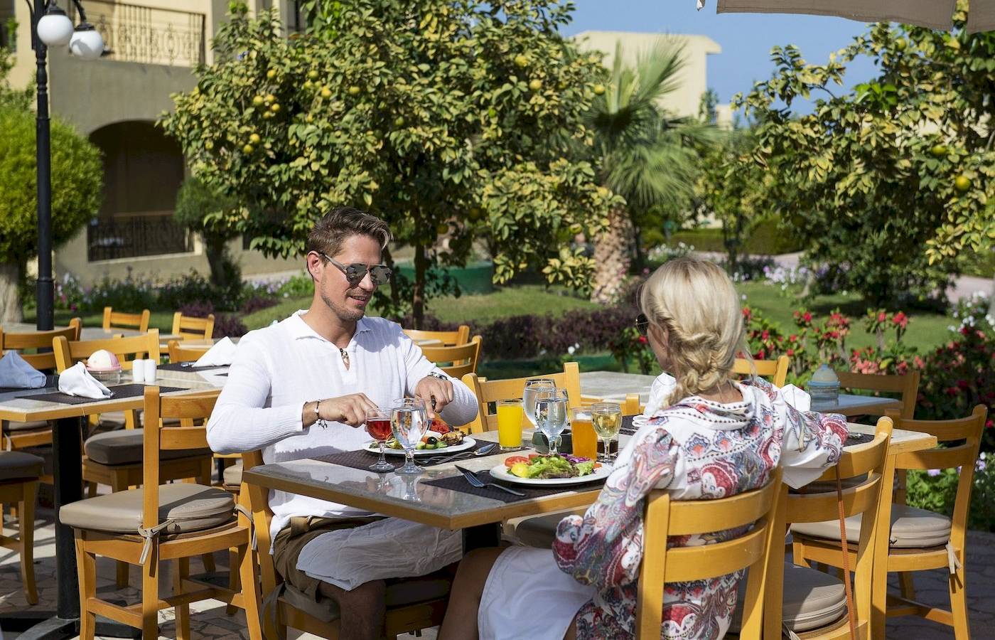Paar im Three Corners Fayrouz Plaza Beach Resort beim Essen im Restaurant