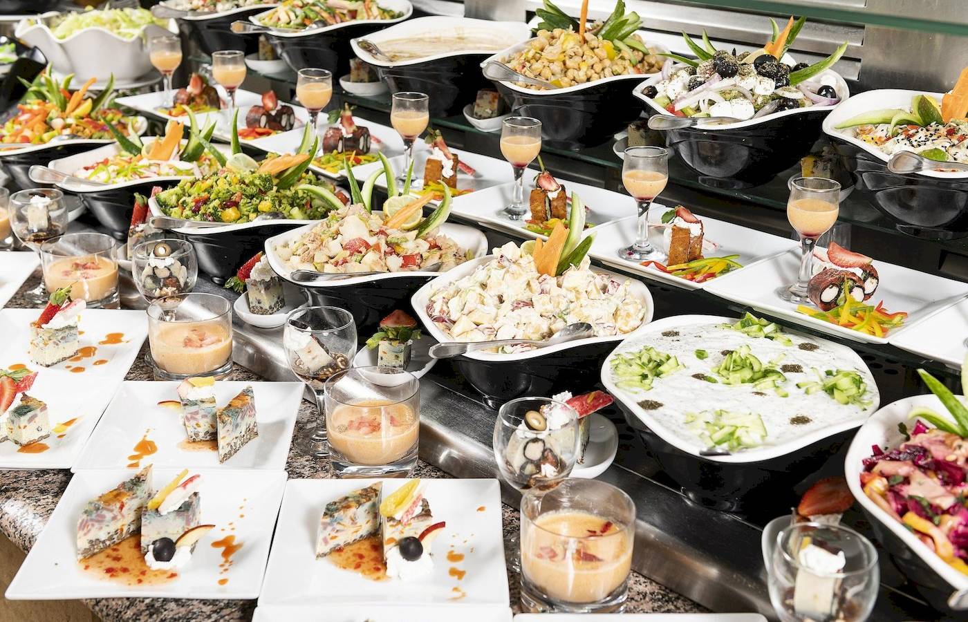 Buffet im Three Corners Fayrouz Plaza Beach Resort mit verschiedenen Gerichten und Getränken.