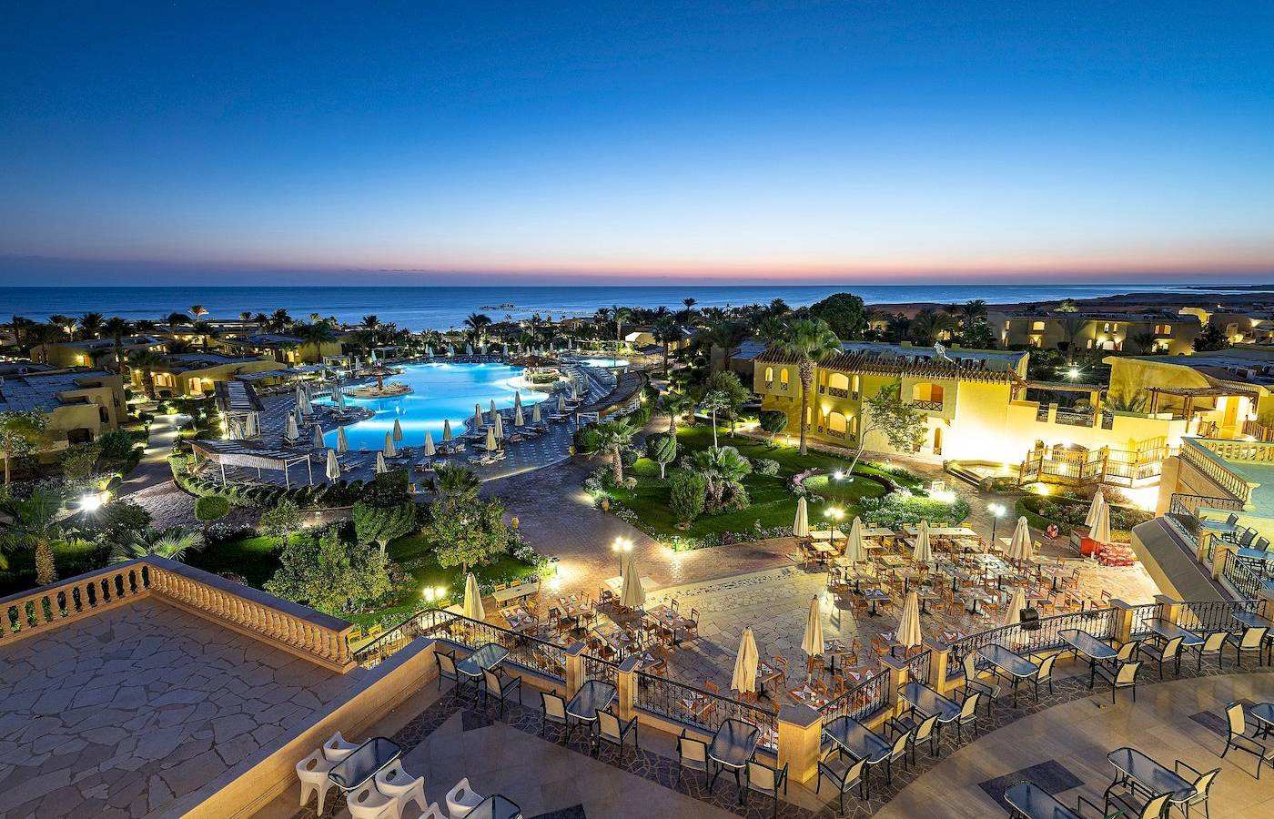 Drei-Ecken-Fayrouz-Plaza-Strandresort bei Sonnenuntergang