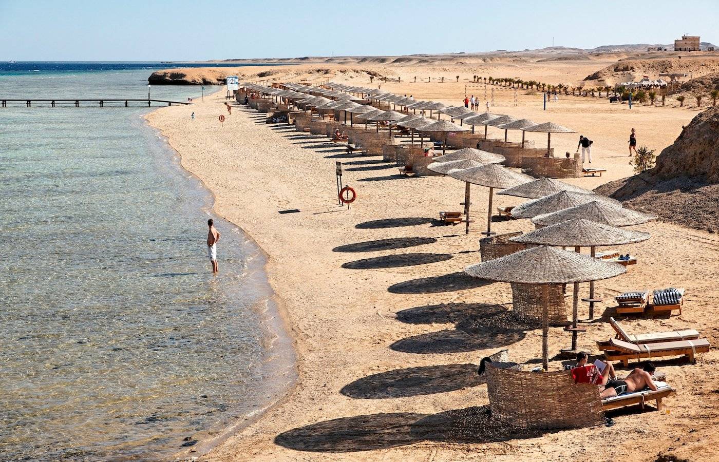 Drei-Ecken-Fayrouz-Plaza-Strandresort mit vielen Sonnenschirmen und Liegen am Strand