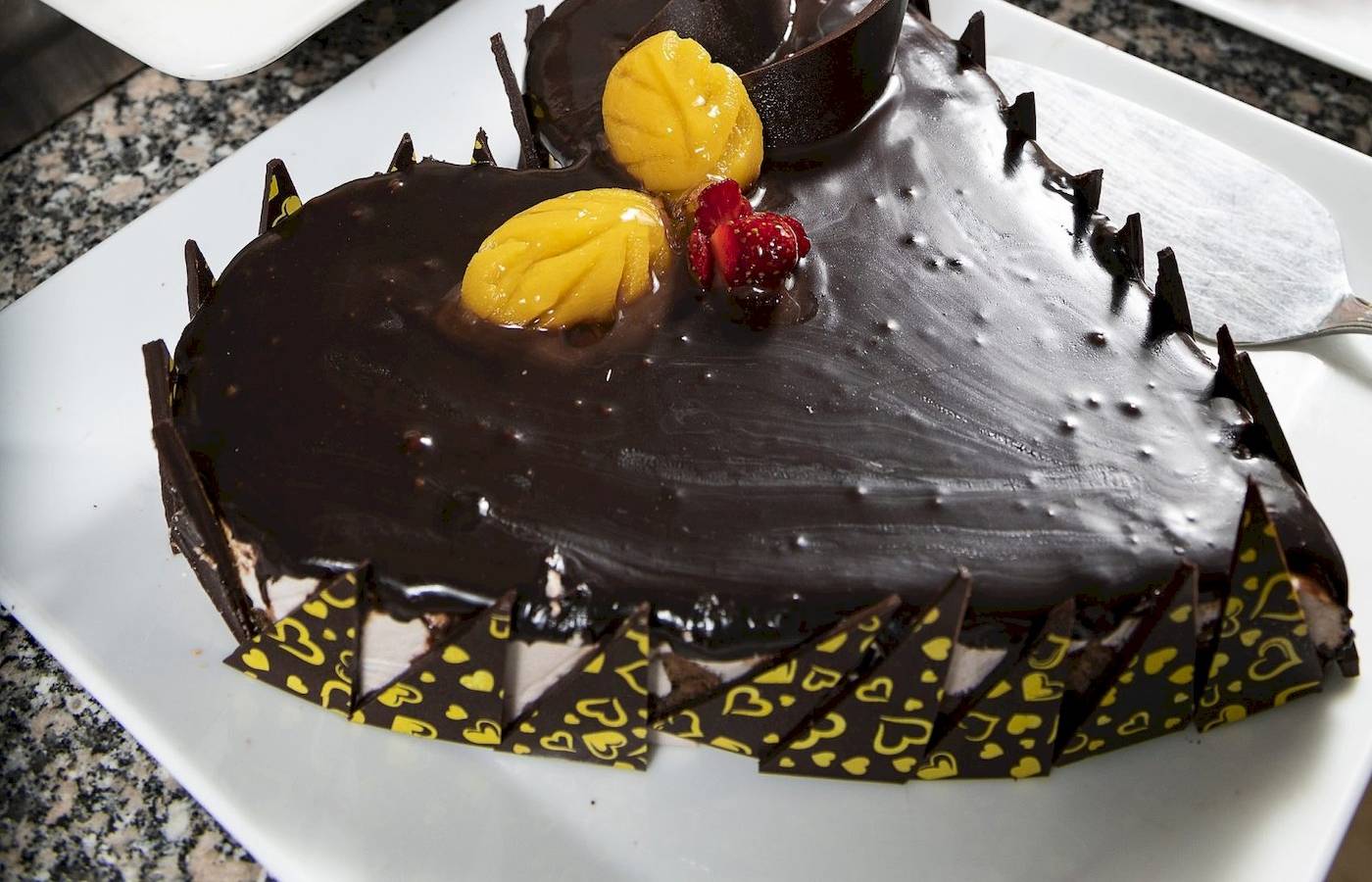 Kuchenbuffet im Drei Ecken Fayrouz Plaza Strand Resort mit verschiedenen Desserts.