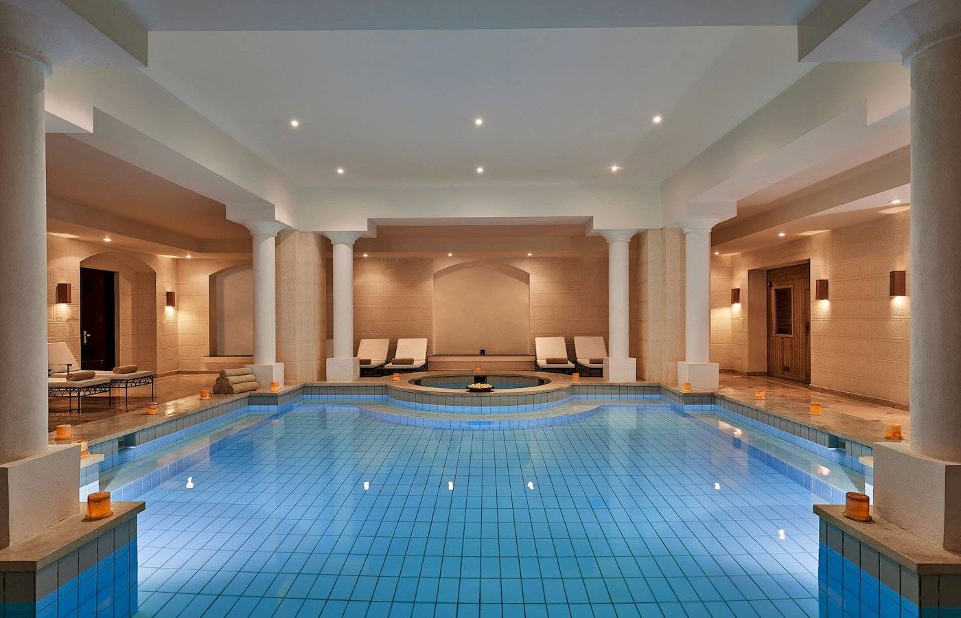 Innenpool im Steigenberger Coraya Beach Hotel mit Lounge-Bereich und Whirlpool