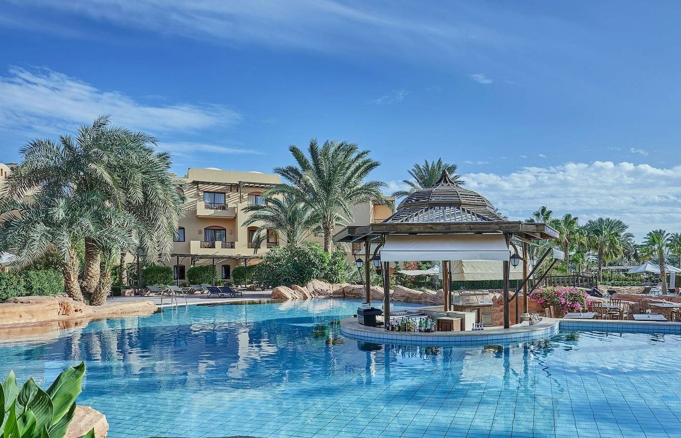 Außenpool des Steigenberger Coraya Beach Hotels mit Loungebereich und Pavillon