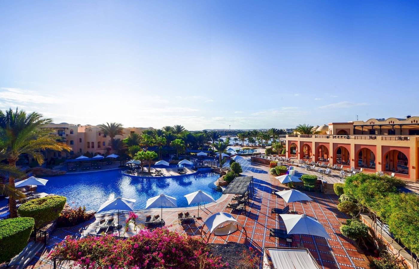 Luftaufnahme des Steigenberger Coraya Beach Resorts mit Pool und Loungebereich