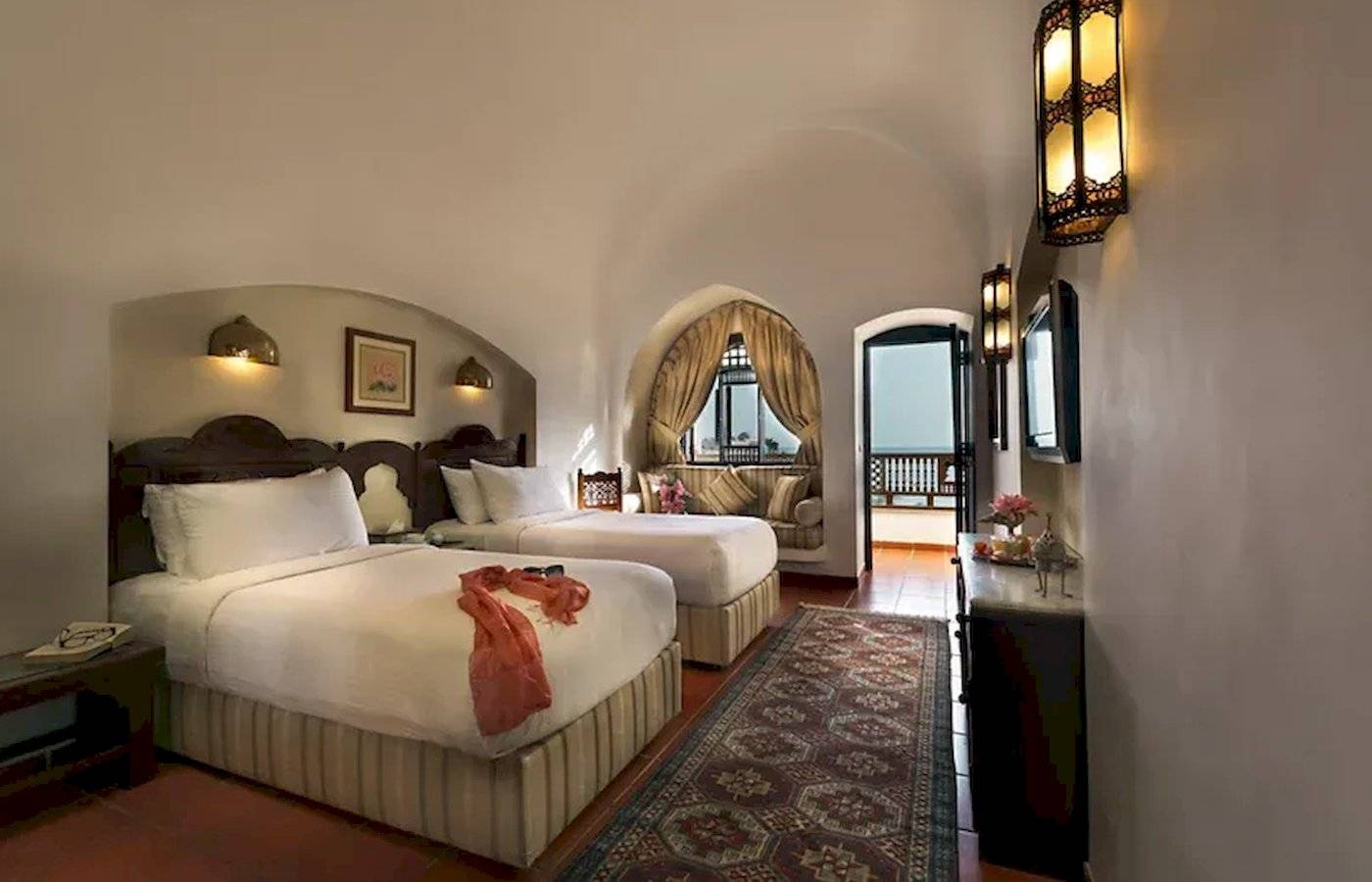 Doppelzimmer im Mövenpick Resort Sharm el Sheikh mit zwei Betten und einem Balkon